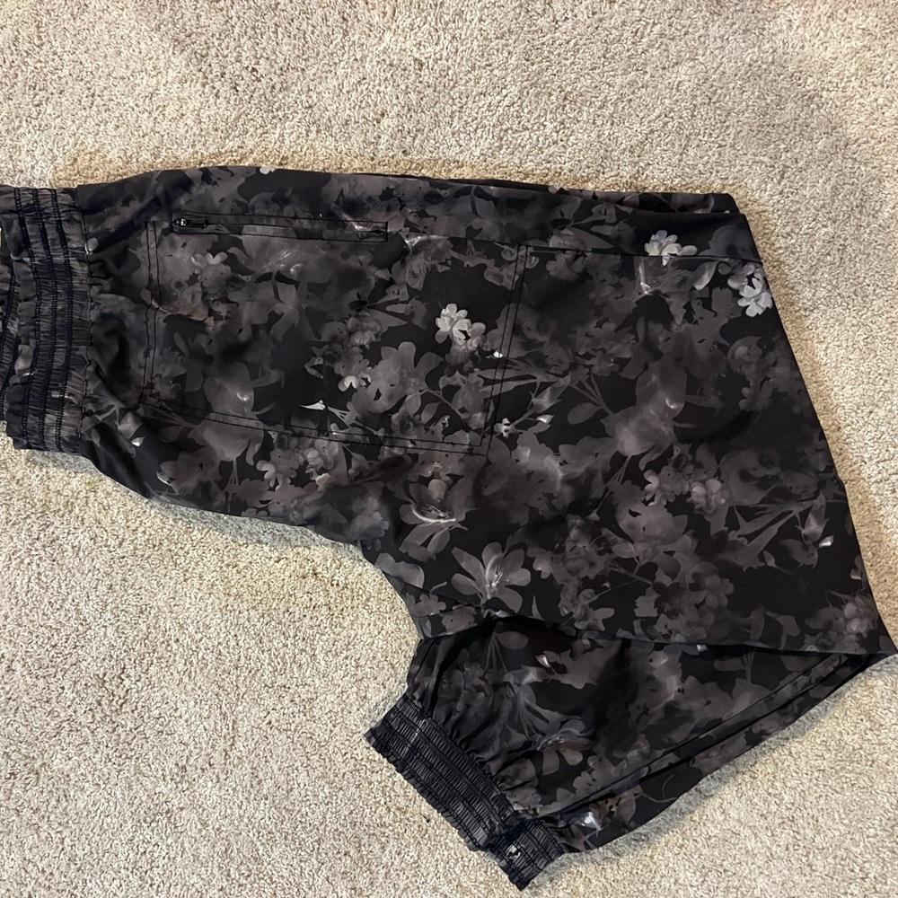 Athleta Black Floral Men's Athletic Shorts